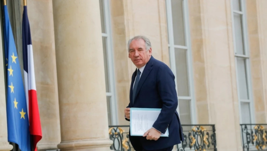 Γαλλία: Με τον κίνδυνο της ακυβερνησίας επί θύραις, οι πολιτικές διαβουλεύσεις εντείνονται