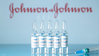 Janssen: Η διάθεση του εμβολίου της J&amp;J στην Ευρώπη θα συνεχιστεί μετά την επανεξέταση από τον EMA