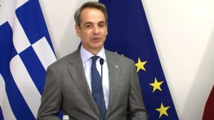 Μητσοτάκης στη Ρίγα: Δίνουμε καθημερινά μάχη στη θάλασσα ενάντια στους διακινητές