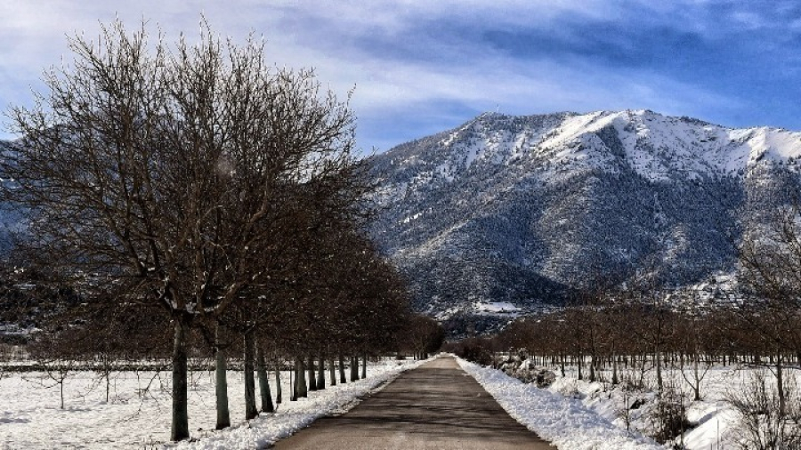 Χειμωνιάτικο σκηνικό σε όλη τη χώρα - Χιονοπτώσεις στη βόρεια Ελλάδα, βροχές στην Αττική