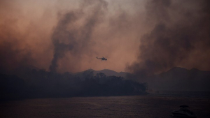 Ρόδος: Εκτεταμένες αναζωπυρώσεις στα μέτωπα της πυρκαγιάς