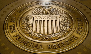 Fed: Η μείωση του πληθωρισμού διευκολύνει το «πάγωμα» επιτοκίων (Bloomberg)