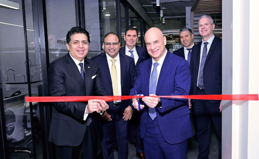 Από αριστερά: Sanjay Tugnait, Πρόεδρος &amp; Διευθύνων Σύμβουλος, Fairfax Digital Services Nachiket Deshpande, COO and Whole-time Director, LTIMindTree Νίκος Κουτεντάκης, Sales Director, Banking Transformation Practice, Central &amp; Eastern Europe, LTIMindTree Σταύρος Ιωάννου, Αναπληρωτής Διευθύνων Σύμβουλος, Group Chief Οperating Οfficer (COO) &amp; Διεθνείς Δραστηριότητες, Eurobank Σπύρος Λοΐζου, Group Head of International IT, Eurobank Ανέστης Πετρίδης, Γενικός Διευθυντής, Group Chief Information Officer (CIO), Eurobank