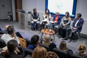 Από αριστερά προς τα δεξιά: Δρ. Παύλος Βλάχος, κάτοχος της έδρας «Εταιρικής Κοινωνικής Ευθύνης και Βιωσιμότητας Θεόδωρος Παπαλεξόπουλος», Αναπληρωτής Πρύτανης Έρευνας &amp; Καινοτομίας &amp; Καθηγητής Μάρκετινγκ στο Alba Graduate Business School, Ζήνα Δούκα, Talent Management Lead στη METLEN Energy &amp; Metals, Dragana Jelacic, Commercial People &amp; Culture Manager στην Coca Cola HBC, Ελένη Μπούρη, HR Assistant στη VITEX S.A. &amp; υπότροφος ΣΕΒ &amp; Κωνσταντίνος Καλπαξίδης, Metaxa Master στο The House of Metaxa &amp; υπότροφος ΣΕΒ