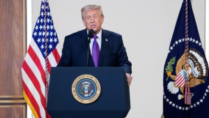 Τραμπ: «Ξεπαγώνει» πόρους $16 δισ. για έργα στη Νέα Υόρκη, αν δοθεί το όνομά του σε αεροδρόμιο και σταθμό τρένου