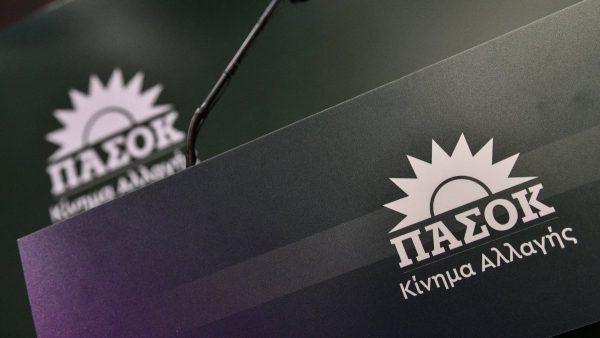 ΠΑΣΟΚ - ΚΙΝΑΛ: Ο κ. Μητσοτάκης αλλάζει τις εκδοχές σαν τα πουκάμισα στο ζήτημα των υποκλοπών