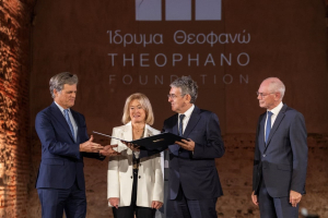 Από αριστερά: Δρ. Timothy Shriver, Πρόεδρο Special Olympics - Mary Davis, CEO Special Olympics International - Σταύρος Ανδρεάδης, Πρόεδρος της Διοικούσας Επιτροπής του Ιδρύματος Θεοφανώ και Herman Count Van Rompuy, Πρόεδρος της Συμβουλευτικής Επιτροπής του Ιδρύματος Θεοφανώ, Επίτιμος Πρόεδρος του Ευρωπαϊκού Συμβουλίου