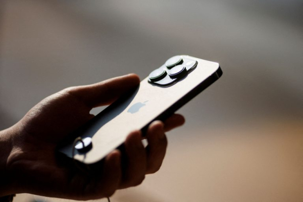 iPhone 12: Παραβιάζει τα όρια ακτινοβολίας;