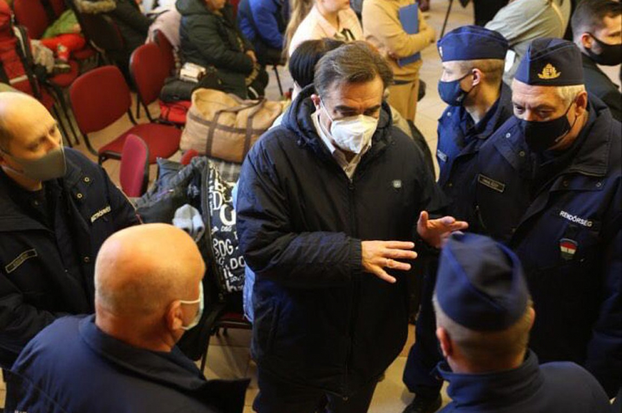 Στα ουγγρο-ουκρανικά σύνορα ο Σχοινάς: Το βάρος του προσφυγικού θα το σηκώσουμε όλοι μαζί