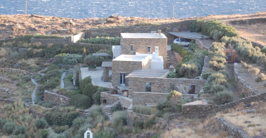 Η βίλα της συζύγου του Πρωθυπουργού, που νοικιάζει στην Τήνο.