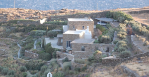 Η βίλα της συζύγου του Πρωθυπουργού, που νοικιάζει στην Τήνο.