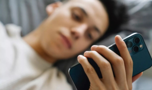 Έρευνα: Το 100% των εφήβων στην Ελλάδα κάνει κατάχρηση κινητών, τάμπλετ και οθονών