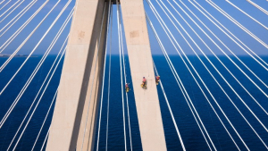 Γέφυρα Ρίου-Αντιρρίου: Εργασίες επιθεώρησης και συντήρησης των καλωδίων από 7 Γάλλους αλπινιστές