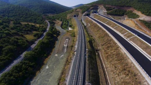 ΕΡΓΟΣΕ: Υπεγράφη η σύμβαση ύψους 13,3 εκατ. ευρώ για την ολοκλήρωση των έργων αναβάθμισης σιδηροδρομικού άξονα