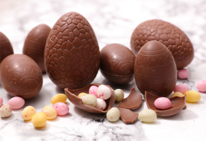 Σοκολατένια αυγά: Πού κυμαίνονται οι τιμές τους-Αύξηση 1 με 2 ευρώ στο κιλό στα προϊόντα σοκολάτας