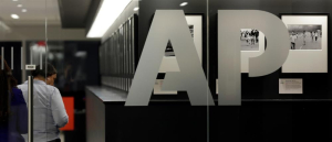 ΗΠΑ: Δικαστής ζητά από τον Λευκό Οίκο να αποκαταστήσει την πρόσβαση του Associated Press στις ενημερώσεις Τύπου
