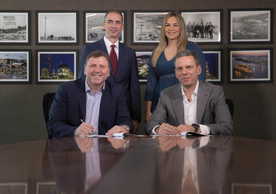 Από αριστερά προς δεξιά: Νίκος Γιαννακάκης, Γενικός Διευθυντής Πληροφορικής του Ομίλου Motor Oil, Θεοδόσης Μιχαλόπουλος, Διευθύνων Σύμβουλος της Microsoft Ελλάδας, Κύπρου και Μάλτας , Βασίλης Αναστασίου, Διευθυντής Υποδομών και Λειτουργίας Πληροφορικής Ομίλου, Ναντίν Κάραλη, Commercial Director, Corporate Accounts &amp; SME, Ελλάδας, Κύπρου και Μάλτας.