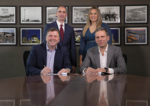 Από αριστερά προς δεξιά: Νίκος Γιαννακάκης, Γενικός Διευθυντής Πληροφορικής του Ομίλου Motor Oil, Θεοδόσης Μιχαλόπουλος, Διευθύνων Σύμβουλος της Microsoft Ελλάδας, Κύπρου και Μάλτας , Βασίλης Αναστασίου, Διευθυντής Υποδομών και Λειτουργίας Πληροφορικής Ομίλου, Ναντίν Κάραλη, Commercial Director, Corporate Accounts &amp; SME, Ελλάδας, Κύπρου και Μάλτας.