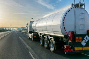 Βρετανία: Το Λονδίνο σταματά τις εισαγωγές ρωσικού πετρελαίου, έως το τέλος του 2022