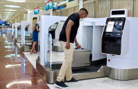 Emirates: Τι συμβουλεύει τους επιβάτες των πτήσεων εν μέσω καλοκαιρινής περιόδου