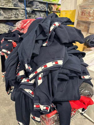 Πρόστιμο 100.000 ευρώ και 5 συλλήψεις για εργαστήριο ραπτικής στην Σαλαμίνα και αποθήκη στου Ρέντη με «μαϊμούδες»