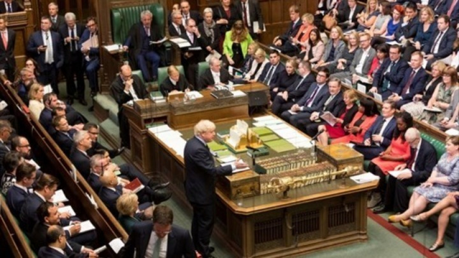 Βρετανία: Ο Τζόνσον υποσχέθηκε στους βουλευτές του μείωση φόρων, εάν παραμείνει στη θέση του