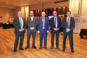 Aπό αριστερά: Νίκος Βέττας Γενικός Διευθυντής ΙΟΒΕ, Καθηγητής στο Οικονομικό Πανεπιστήμιο Αθηνών (ΟΠΑ), Ηλίας Στρουσίδης Πρόεδρος ΠΑΣΥΔΙΠ, Κωνσταντίνος Ριζάκος Πρόεδρος ΜΒΑ Ηellas, Γιώργος Μανιάτης Υπεύθυνος Έρευνας Κλαδικών Μελετών IOBE, Χρήστος Βασιλάκος Διευθυντής Τομέα Βιομηχανίας, Ενέργειας &amp; Πράσινης Μετάβασης, ΣΕΒ