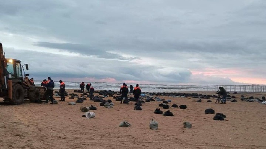 Η πετρελαιοκηλίδα στη Ρωσία και την Κριμαία συνεχίζει να εξαπλώνεται