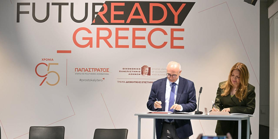 Ο Βασίλης Βασδέκης, Πρύτανης ΟΠΑ και η Τίνα Δάβου, Διευθύνουσα Σύμβουλος της Παπαστράτος κατά την υπογραφή του Μνημονίου Συνεργασίας
