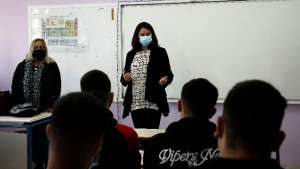 Κεραμέως για άνοιγμα Λυκείων: Σύμμαχος ο καλός καιρός, τα self tests και ο εμβολιασμός