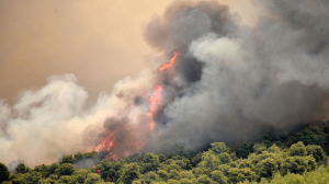 Η φωτιά απειλεί τη Μάνδρα-Μήνυμα 112 για νέες εκκενώσεις