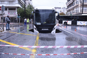 Τρύπα σε κεντρικό δρόμο της Θεσσαλονίκης «κατάπιε» λεωφορείο
