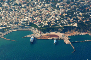 Παρά λίγο σύγκρουση πλοίων στο λιμάνι της Ραφήνας - Έμπλεξαν οι άγκυρες (vid)