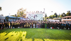 Με φόντο την Ακρόπολη, το New York College τίμησε τους αποφοίτους του