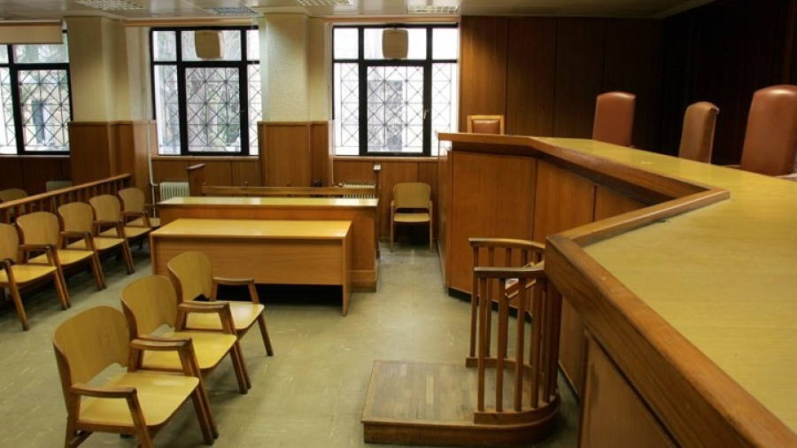 Ενώπιον της ανακρίτριας η μητέρα της 12χρονης - Τι της καταλογίζεται για μαστροπεία και τι απαντά