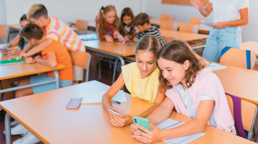 Reuters: Η Ελλάδα εξετάζει απαγόρευση των social media για παιδιά κάτω των 15 ετών