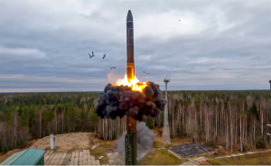 Βόρεια Κορέα: Προχωρά σε δοκιμές πυραύλων κρουζ μακρού βεληνεκούς