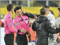 Τουρκία: Διακοπή επ' αόριστον όλων των αγώνων ποδοσφαίρου, μετά την επίθεση σε διαιτητή