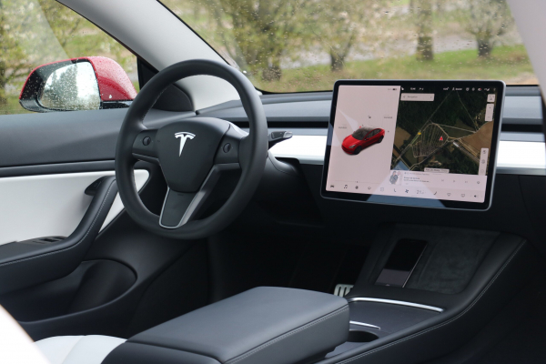 Ανακαλούνται 130.000 οχήματα της Tesla στις ΗΠΑ