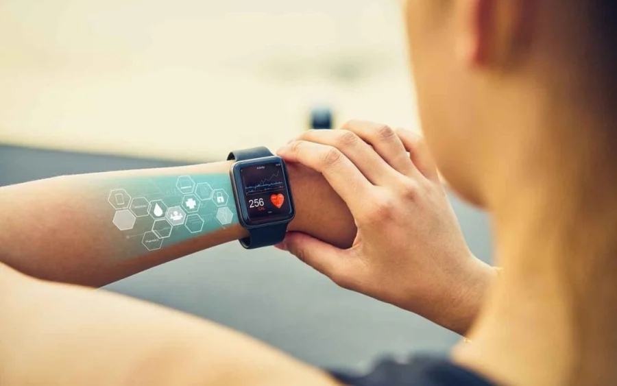 Στο $1 τρισ. η παγκόσμια αγορά των «έξυπνων» wearables το 2032