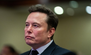 Βρετανία: Πώς ο Ίλον Μασκ θεωρείται «πιθανός κίνδυνος για την ασφάλεια της χώρας»