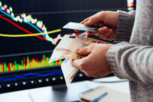 Ebury: Οι φόβοι για ύφεση οδηγούν τους επενδυτές σε ασφαλή καταφύγια