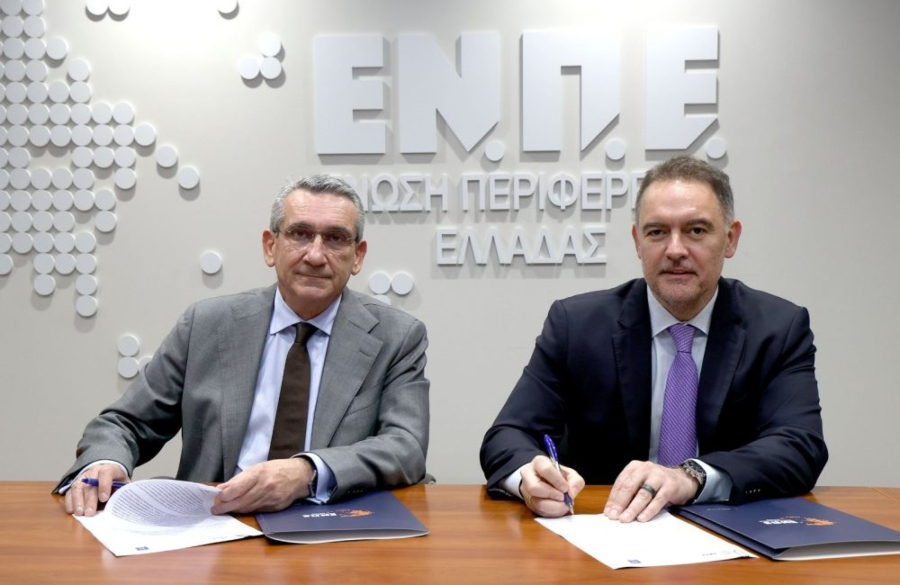 Από αριστερά προς τα δεξιά: Γιώργος Χατζημάρκος, Πρόεδρος της Ένωσης Περιφερειών Ελλάδος και ο Αλέξανδρος Βασιλικός, ος και Περιφερειάρχης Νοτίου Αιγαίου και Πρόεδρος του Ξενοδοχειακού Επιμελητηρίου Ελλάδος