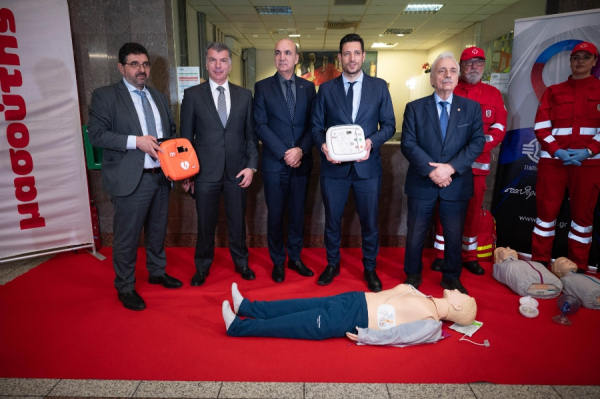 Με απινιδωτές εξοπλίζεται το Μετρό της Αθήνας - Χορηγία της Διαμαντής Μασούτης Α.Ε.
