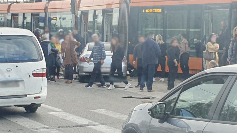 Ένας νεκρός και ένα σοβαρά τραυματίας σε σύγκρουση τραμ με ΙΧ στο Παλαιό Φάληρο