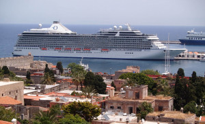 Ρόδος: Κατέπλευσε στο λιμάνι το πρώτο κρουαζιερόπλοιο της σεζόν