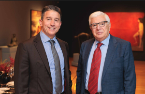 Ο CEO της Δειπνοσοφιστήριον Δημήτρης Χριστοφιλέας και ο υπεύθυνος του μουσείου Κυριάκος Κουτσομάλλης