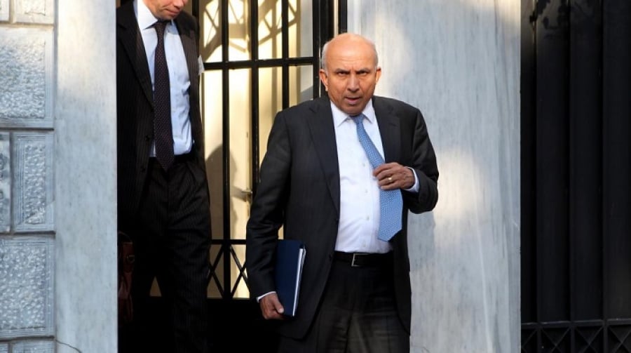 Ο πρόεδρος της Fairfax, Prem Watsa, σε παλαιότερη φωτογραφία, βγαίνει από το Μέγαρο Μαξίμου 