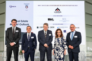 Dominic Burke - Executive Director της CBRE Commercial Real Estate Valuation &amp; Advisory Services, Κέννυ Ευαγγέλου - Βρετανός Πρόεδρος του Ελληνοβρετανικού Επιμελητηρίου, Graham Hughes - Πρώην Πρόεδρος της CBRE International Valuations, Άννα Καλλιάνη - Ελληνίδα Πρόεδρος του Ελληνοβρετανικού Επιμελητηρίου και Νίκος Χατζητσόλης - Treasurer του Ελληνοβρετανικού Επιμελητηρίου &amp; Πρόεδρος, ΑΞΙΕΣ Α.Ε. – Μέλος του Διεθνούς Δικτύου της CBRE