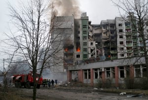 Ουκρανία: Τρία παιδιά, ανάμεσα στους 44 βαριά τραυματισμένους, είναι εγκλωβισμένα στο Τσερνιχίβ
